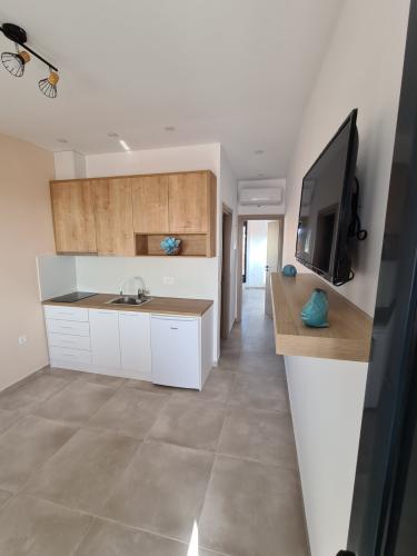 101701IMG-fea633f36318b251fc37f44704a9707b-V